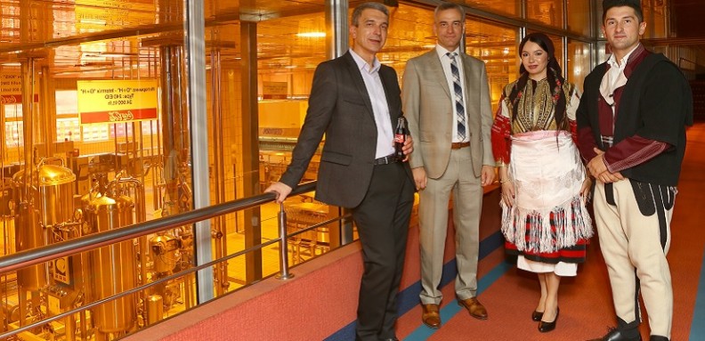 mladozenec i nevesta od galicka svadba na poseta vo pivara skopje