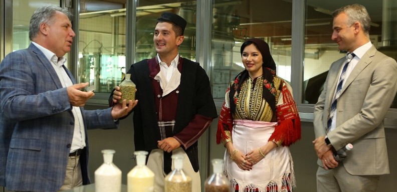 mladozenec i nevesta od galicka svadba na poseta vo pivara skopje