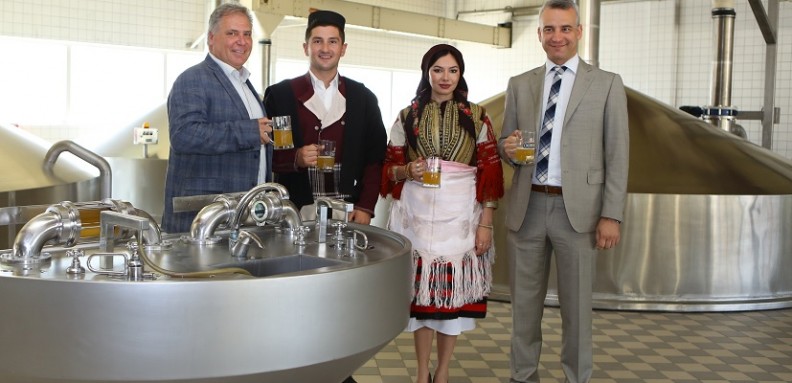 mladozenec i nevesta za galicka svadba na poseta vo pivara skopje