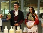 mladozenec i nevesta od galicka svadba na poseta vo pivara skopje