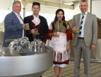 mladozenec i nevesta za galicka svadba na poseta vo pivara skopje