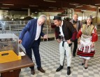 mladozenec i nevesta od galicka svadba 2017 vo poseta na pivara skopje